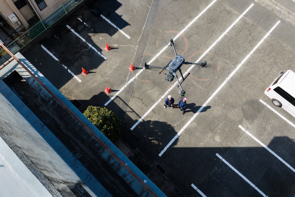 飛行区画と撮影位置を確認しながら一連の調査を実践する様子